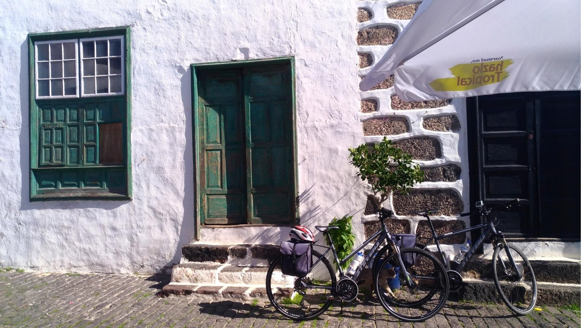 © Anne-Marie Billault Fahrräder vor einer weißen Fassade - Lanzarote - Kanaren - Spanien