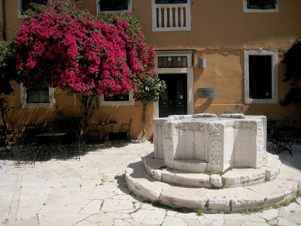Der venezianische Brunnen in der Altstadt von Kerkyra, Korfu