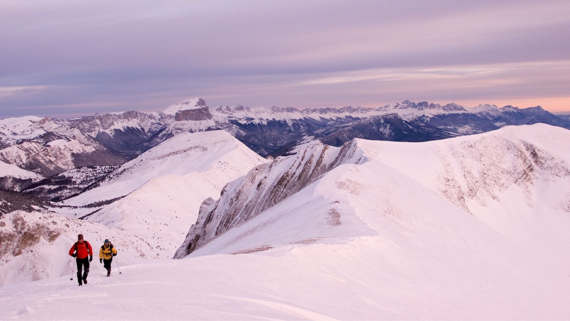 © M. Dubois Winterwanderer bei Sonnenuntergang auf dem Weg zum Mont Aiguille - Vercors - Frankreich