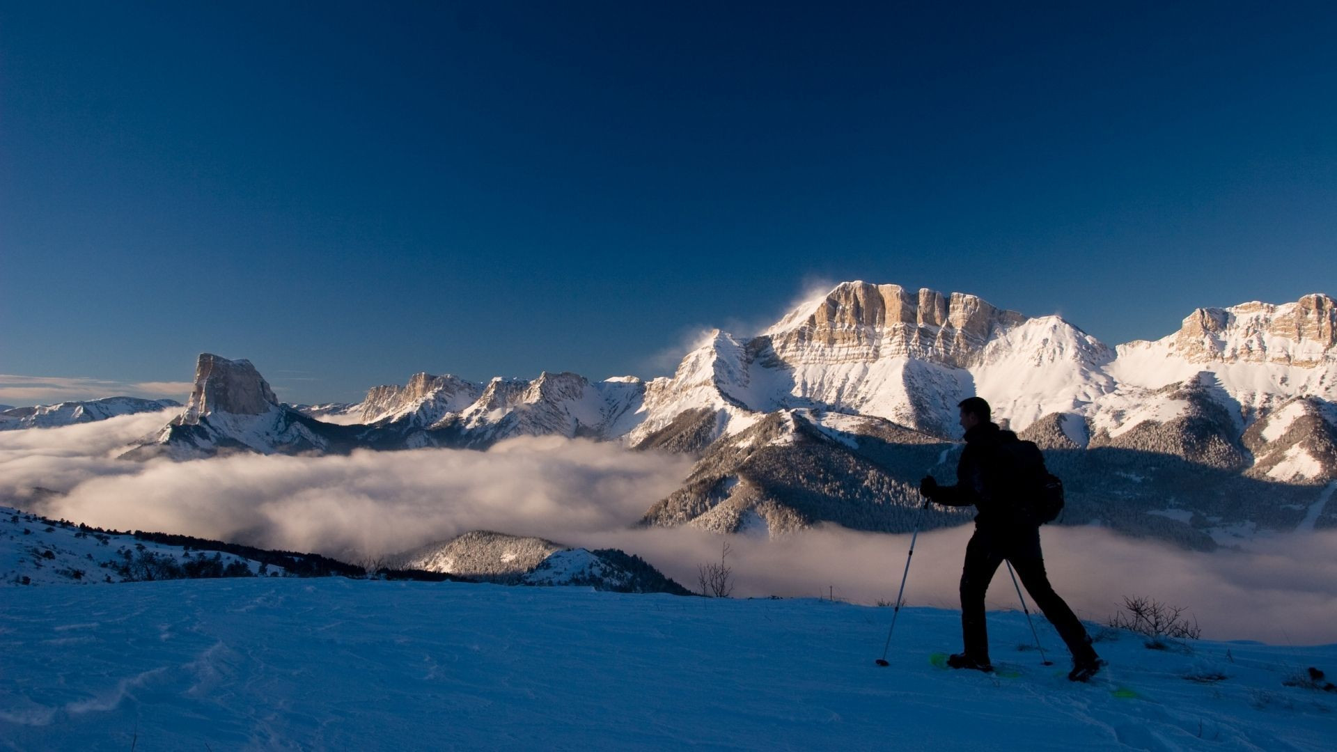Skitourengeher mit Blick auf den Mont Aiguille und den Grand Veymont im Winter - Vercors - Frankreich