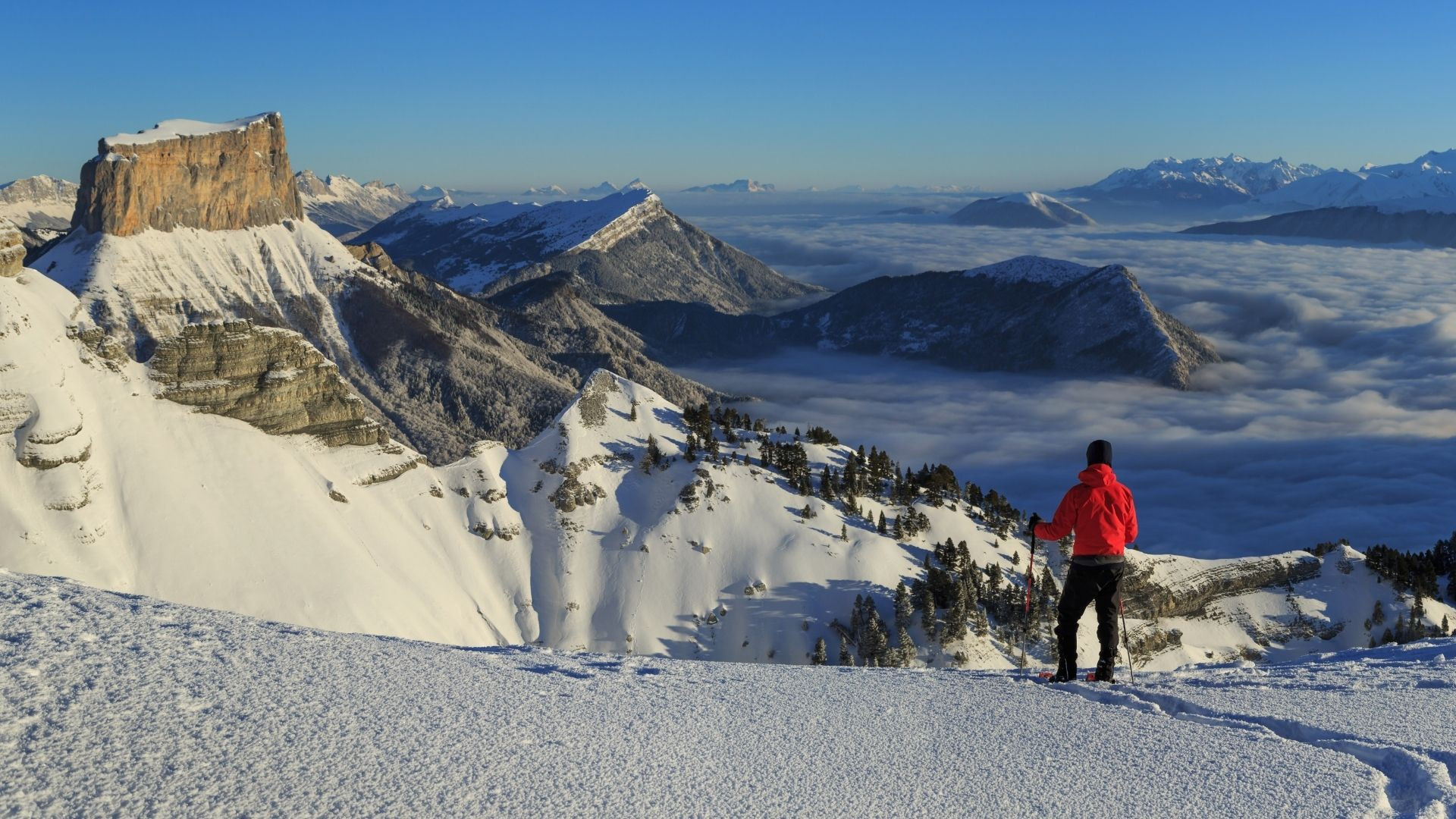 Schneeschuhwanderung mit Blick auf den verschneiten Mont Aiguille - Vercors - Frankreich