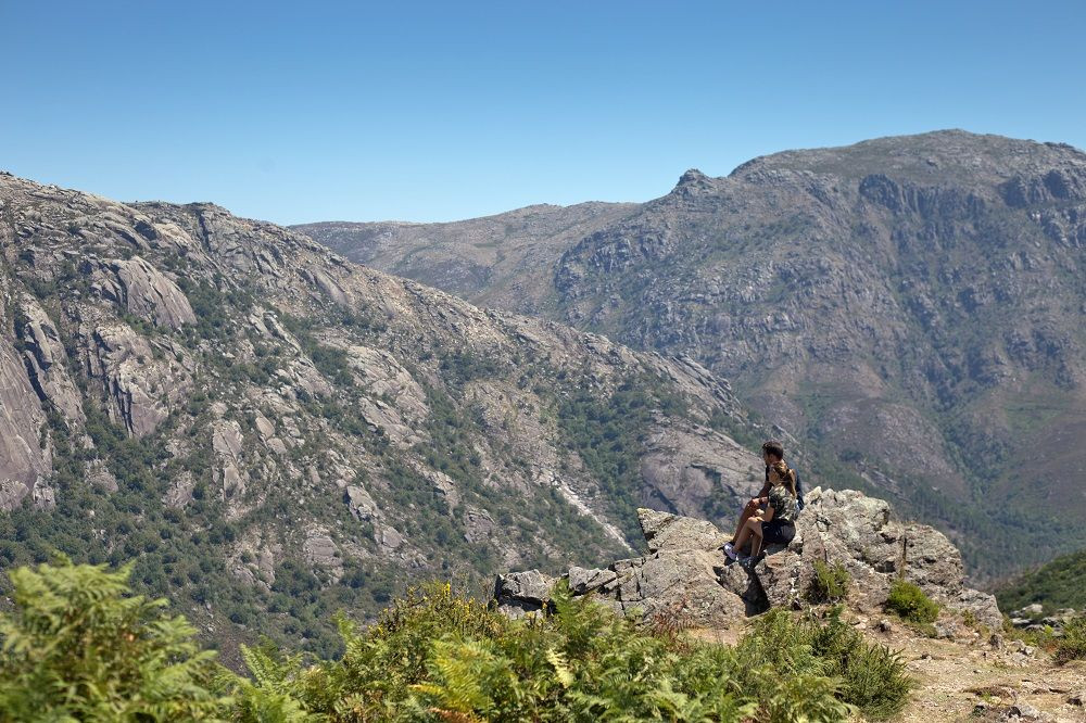 © Authentic Trails Wanderin bewundert die Berge - Nationalpark Peneda-Gerês - Portugal