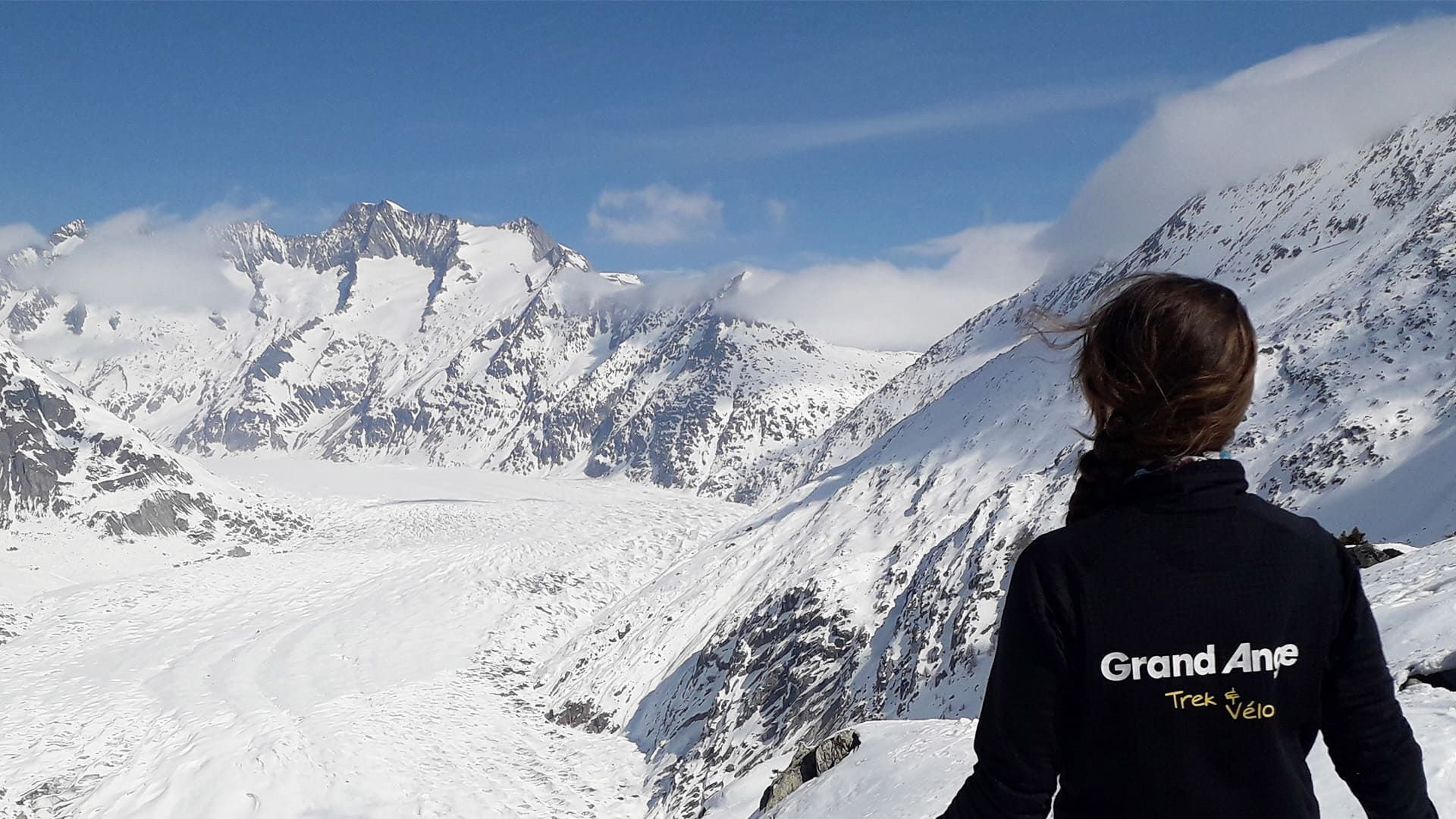 Wanderin mit Blick auf den Aletschgletscher - Wallis - Schweiz