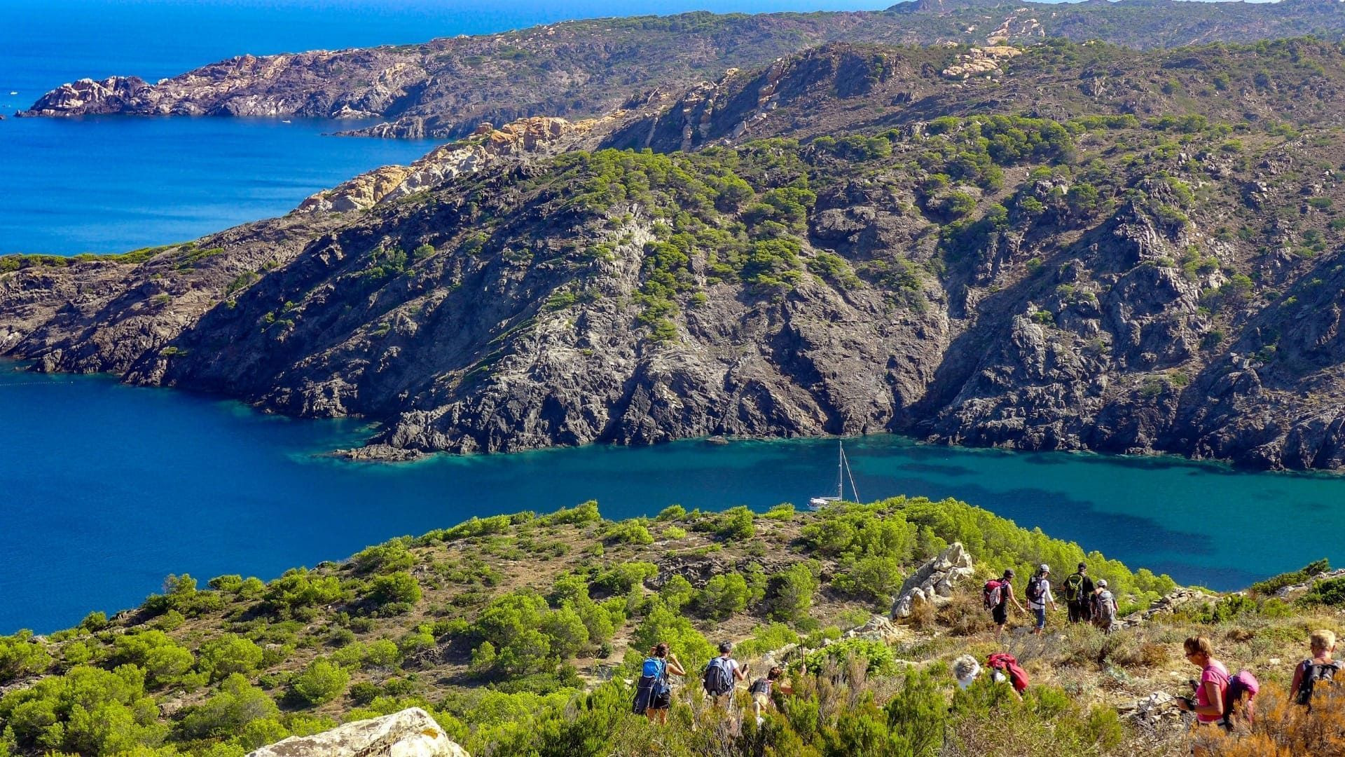 Wanderer an der Küste des Cap de Creus nahe Cadaqués - Spanien