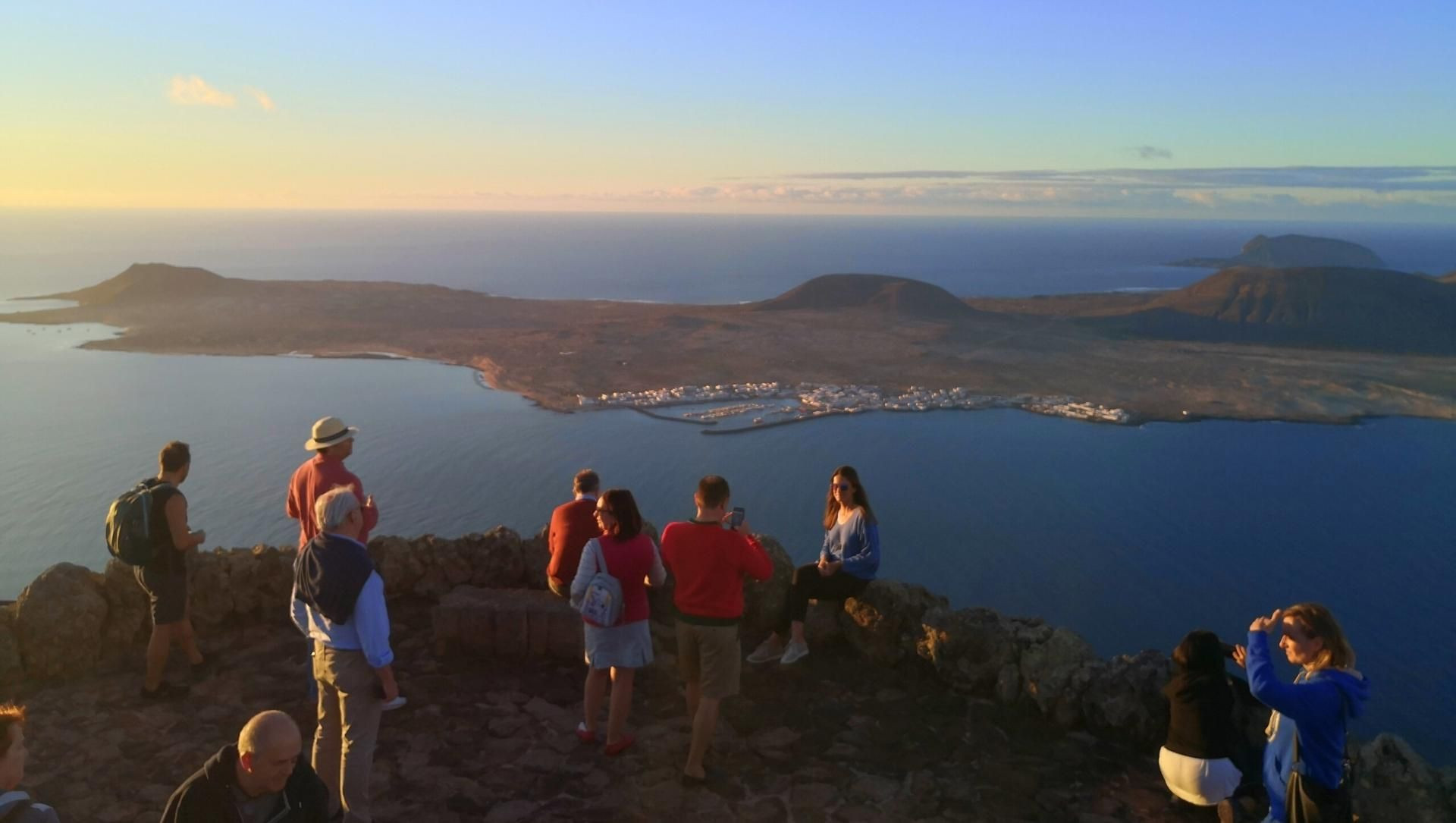 © David Praire Wanderer am Mirador del Río mit Blick auf die Insel La Graciosa - Lanzarote - Spanien