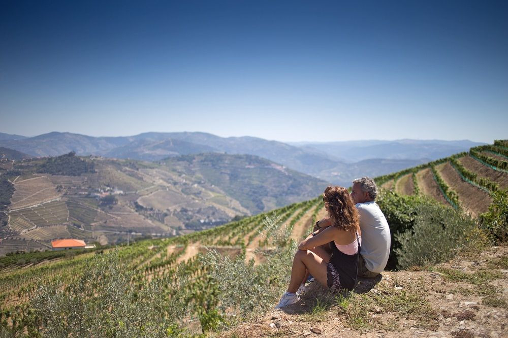 © Authentic Trails Paar mit Blick auf die Terrassenweinberge im Douro-Tal - Portugal