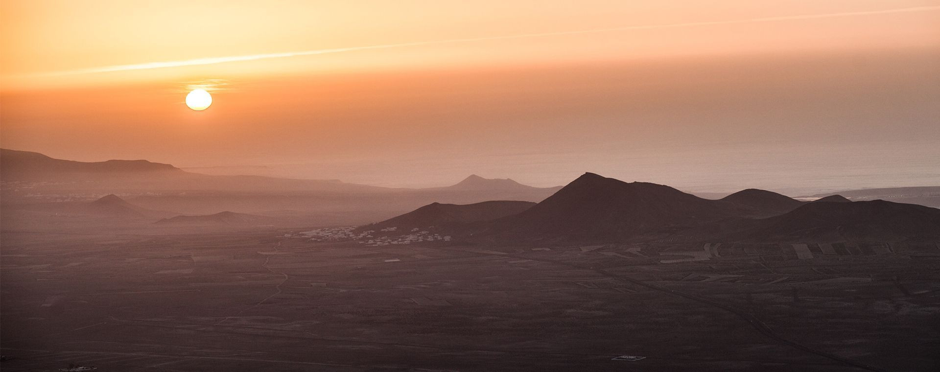 © Juan Carlos Otero Sonnenaufgang über den Vulkanen von Teguise aus gesehen - Lanzarote - Spanien