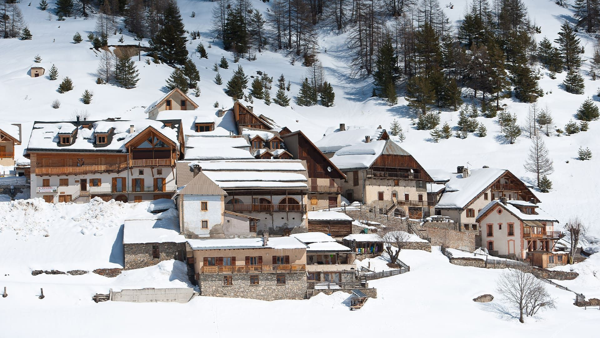 Verschneites Bergdorf mit Holzhütten - Queyras - Frankreich