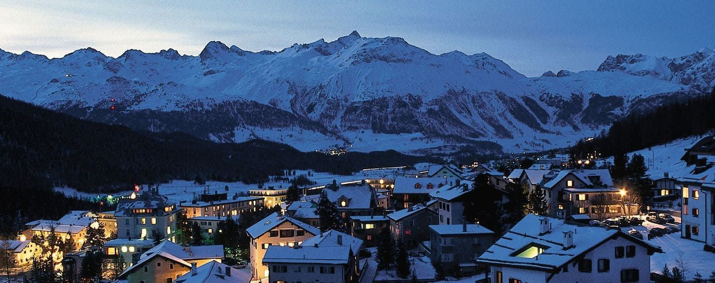Verschneites Dorf an einem Winterabend - Pontresina - Schweiz