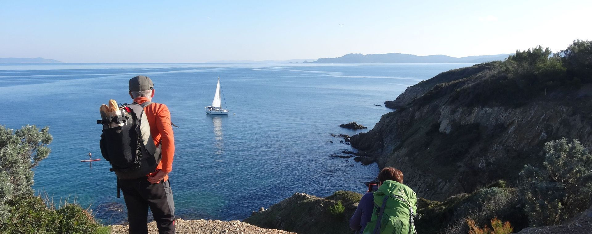Wanderer und Segelboot vor der Küste - Halbinsel Giens - Var - Frankreich