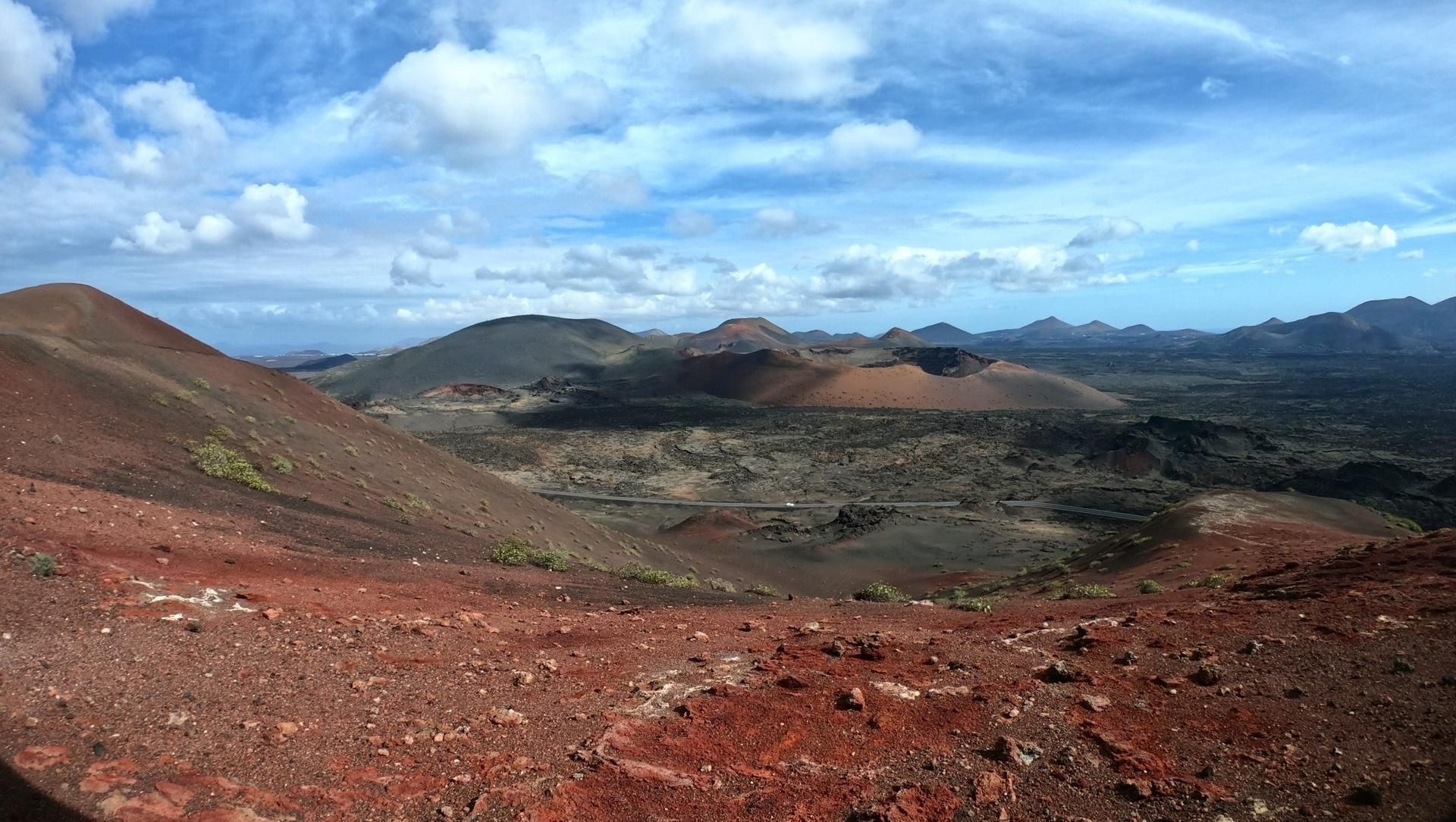 © David Praire Vulkankegel und rote Erde - Nationalpark Timanfaya - Lanzarote - Kanarische Inseln
