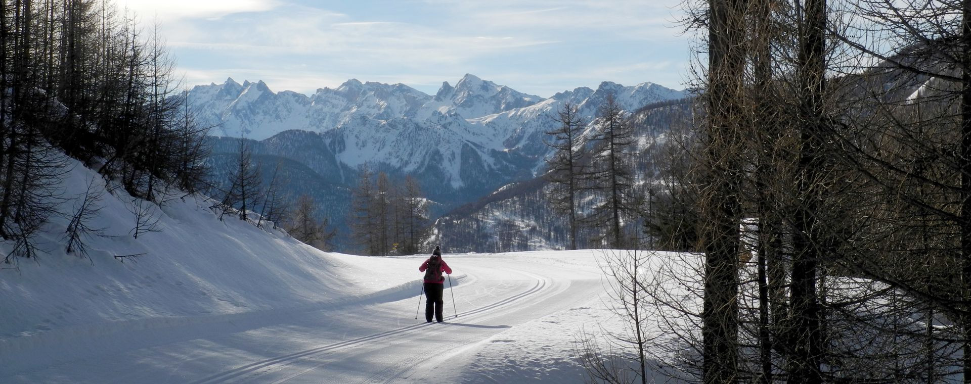 Langläufer mit Blick auf verschneite Gipfel - Queyras - Alpen