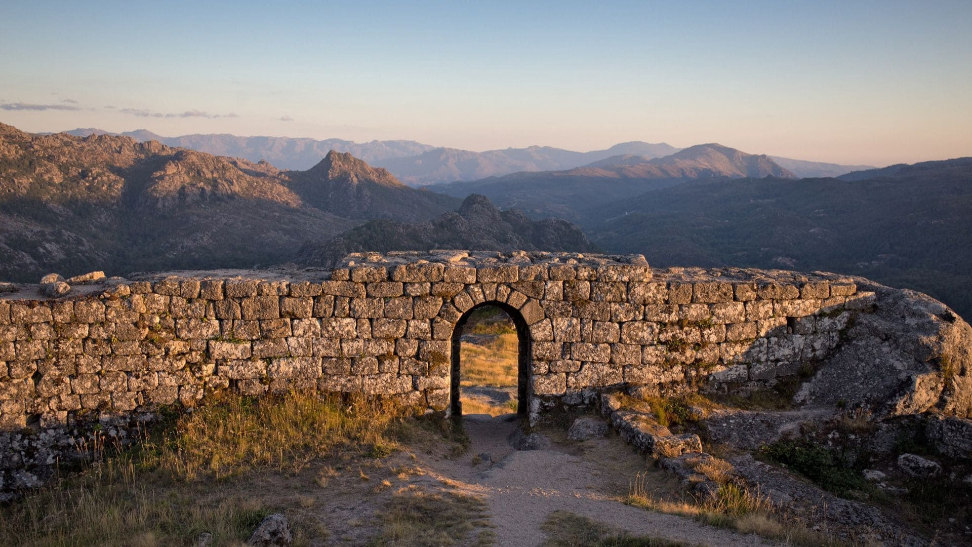Mauer der Burg Castro Laboreiro bei Sonnenuntergang - Peneda-Gerês - Portugal