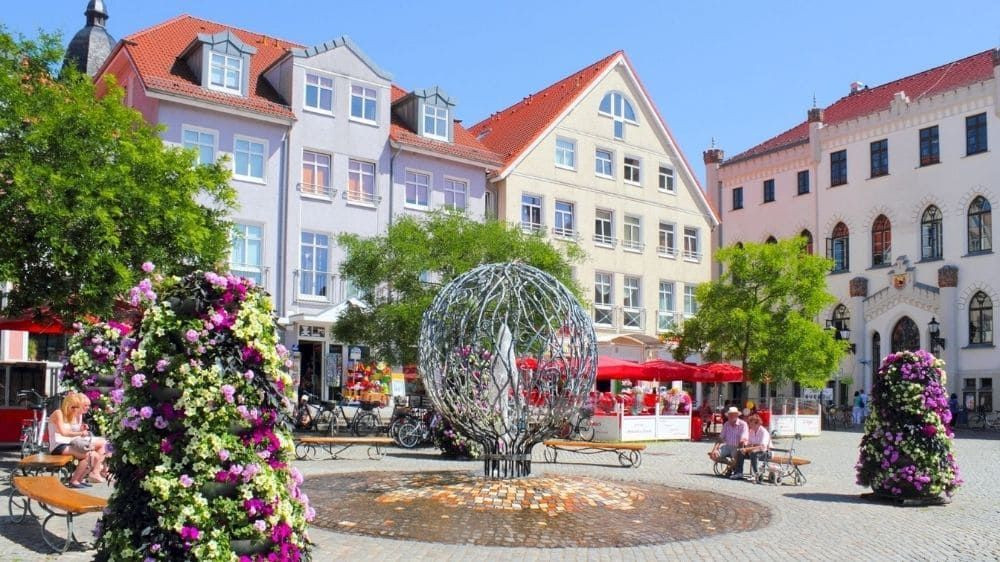 Blumengeschmückter Rathausplatz - Waren (Müritz) - Mecklenburg - Deutschland