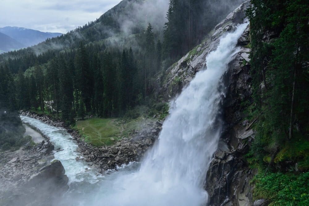 Krimmler Wasserfall und Wildbach zwischen bewaldeten Hängen