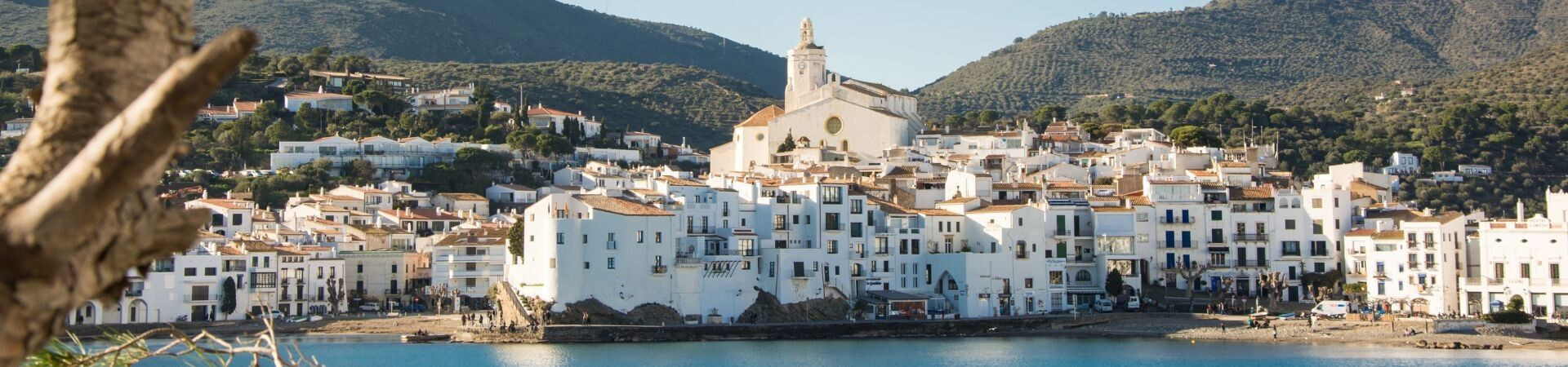 Weißes Dorf Cadaqués am Meer - Costa Brava - Spanien