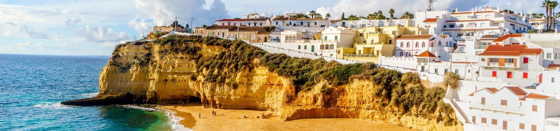 Weißes Dorf auf einer Klippe am Meer - Carvoeiro - Algarve - Portugal