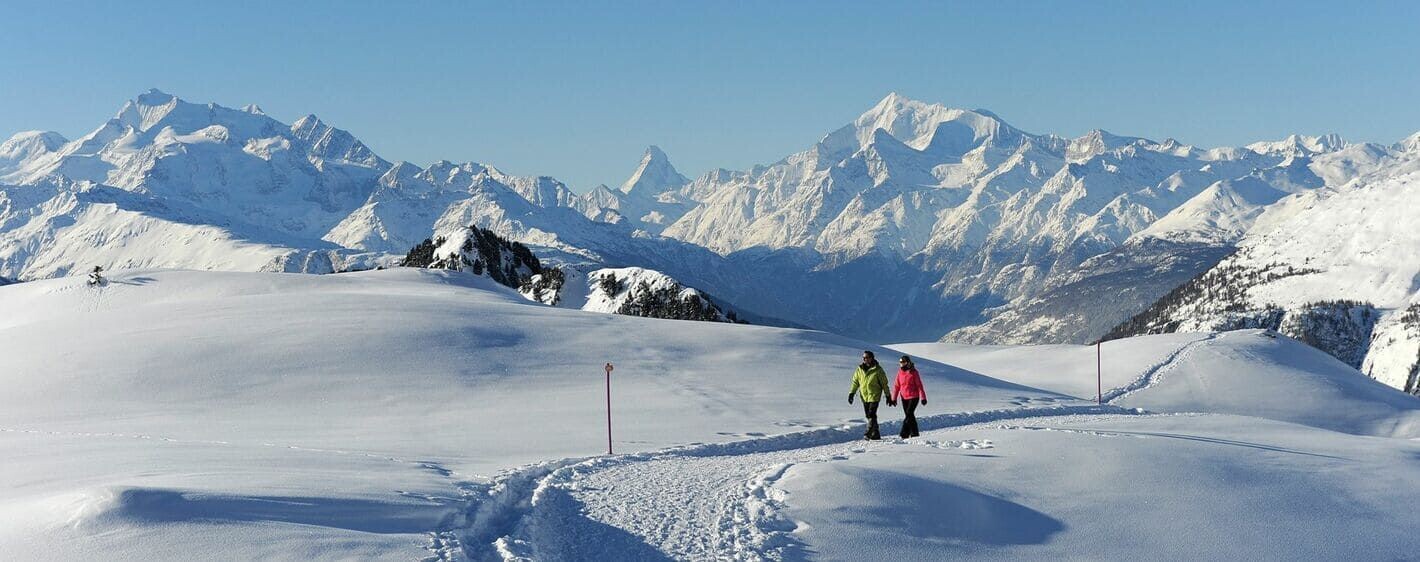 Winterwanderer mit Blick auf das verschneite Matterhorn - Riederalp - Wallis - Schweiz