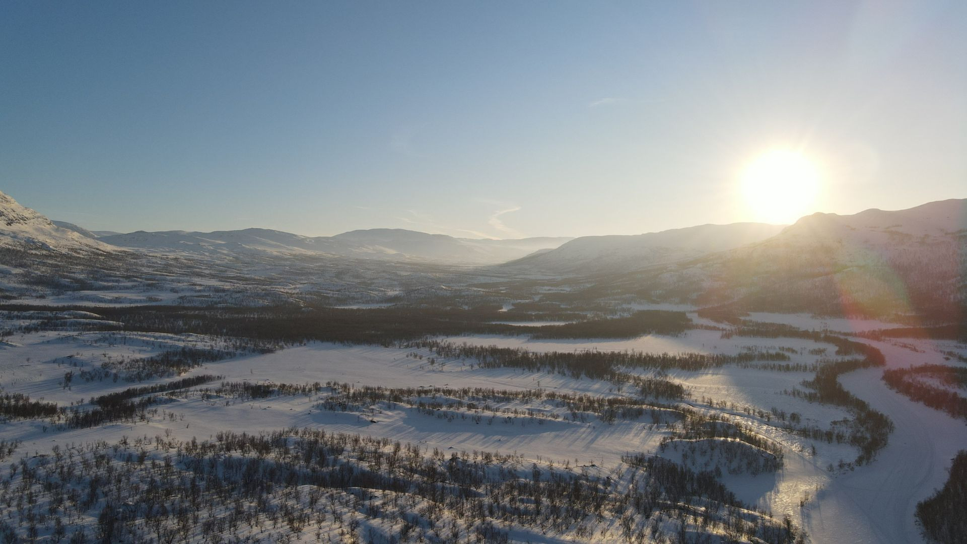 Verschneites Tal im tief stehenden Sonnenlicht - Schwedisch-Lappland - Schweden