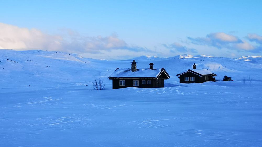 © Pierre-Jean Pradalier Cabanes en bois dans la neige profonde - Hardangervidda - Norvège