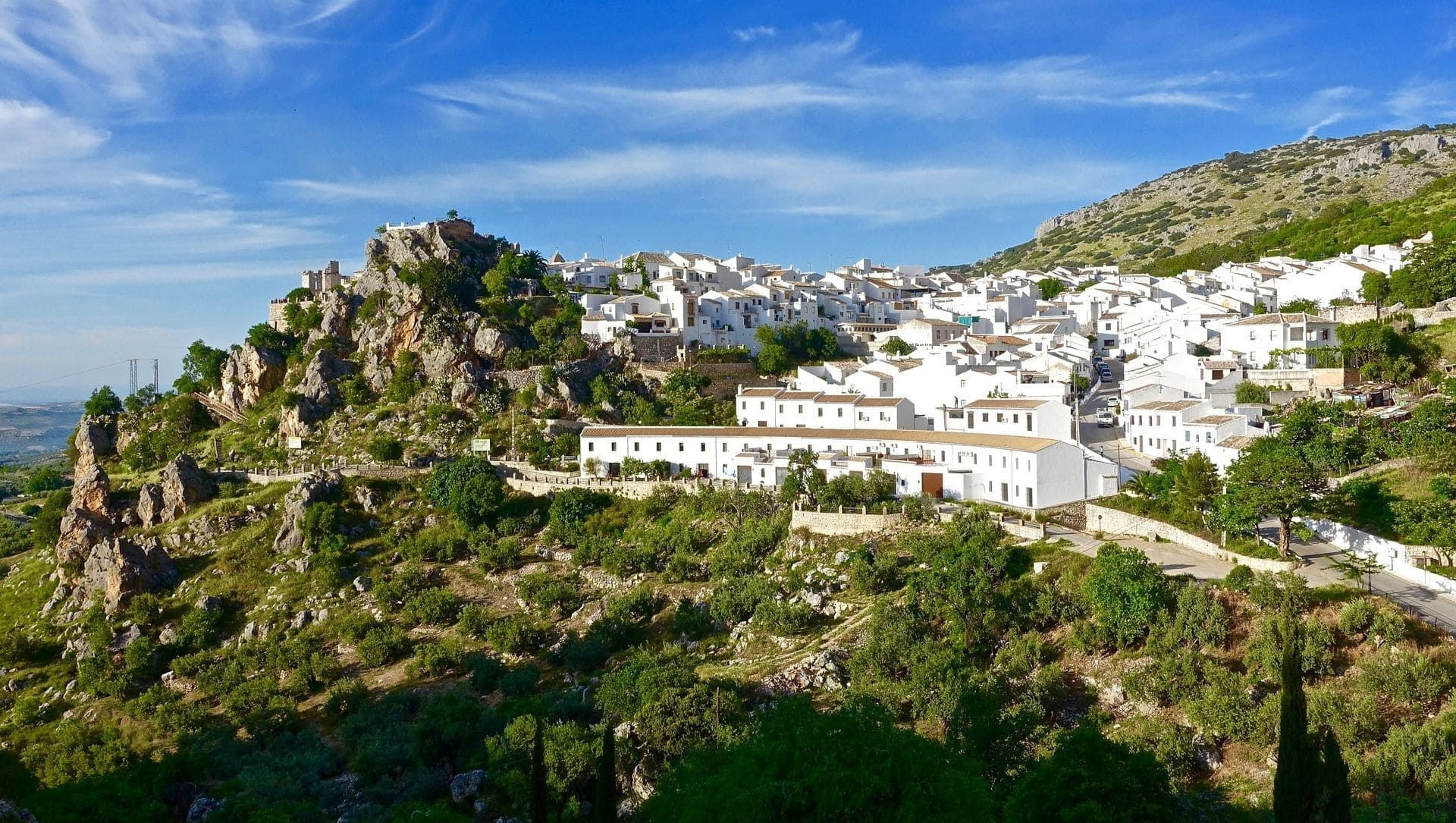 Weißes Dorf Zuheros auf seinem Hügel - Andalusien - Spanien