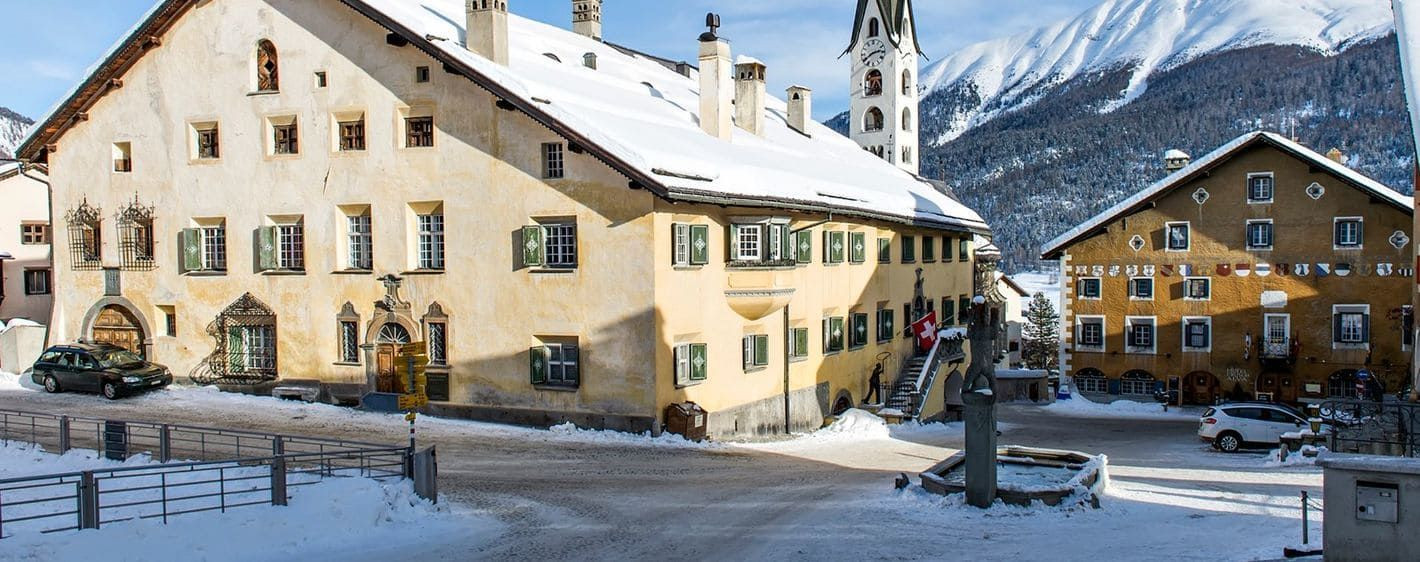 Dorfzentrum von Zuoz im Winter - Engadin - Schweiz